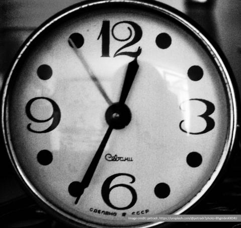 https://unsplash.com/@petradr?photo=8hgm6mKK04U Clock